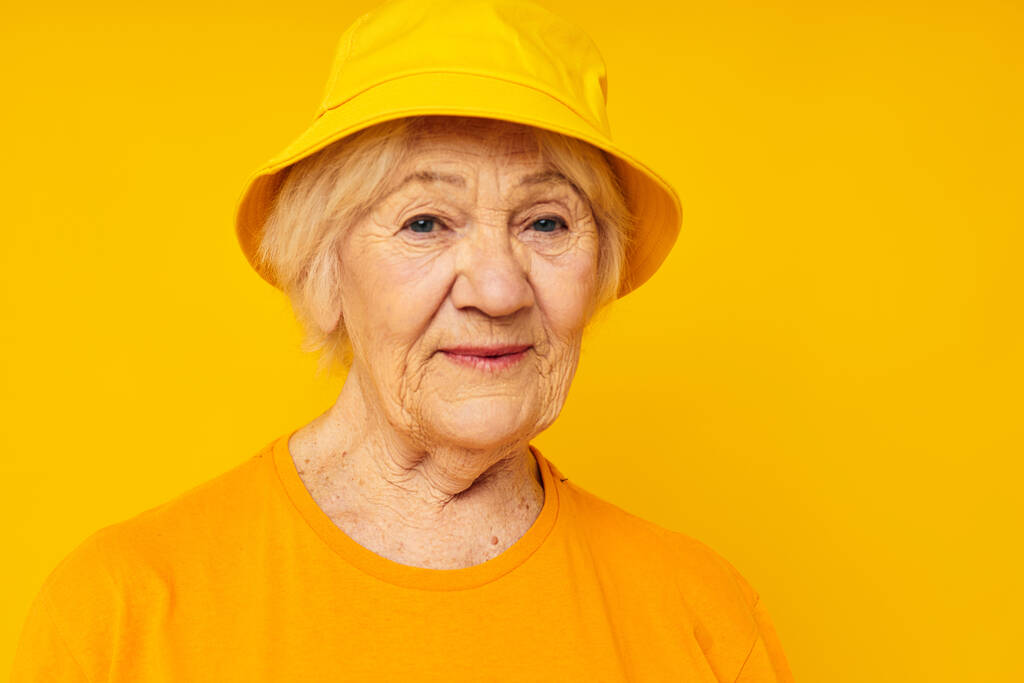 hymyilevä iäkäs nainen poseeraa kasvot irvistys iloa eristetty tausta - Valokuva, kuva
