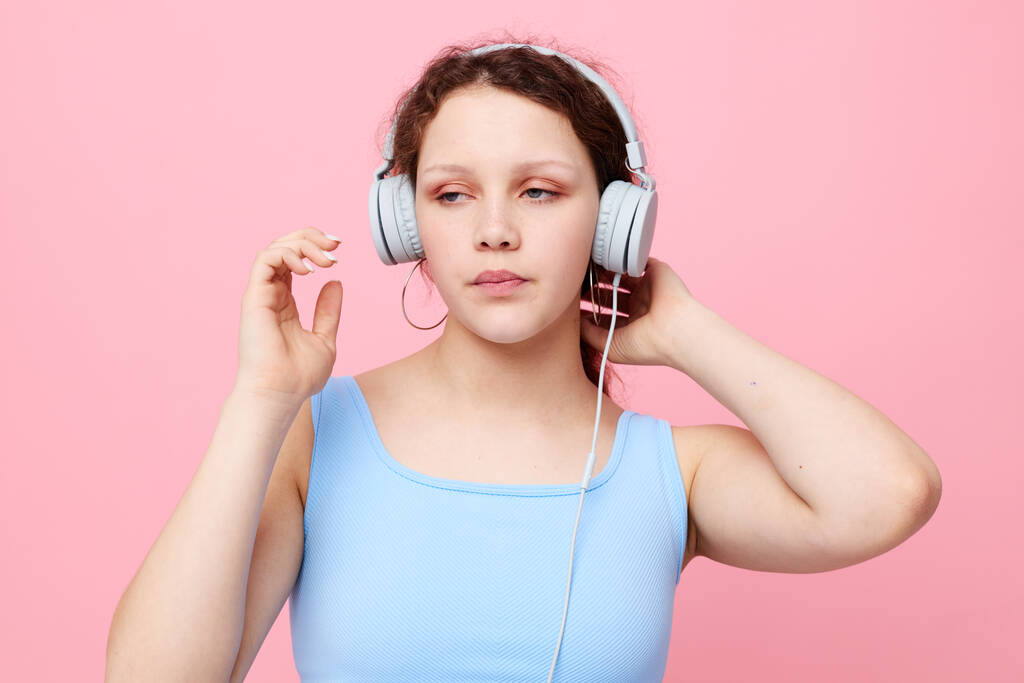 bastante mujer auriculares música tecnología entretenimiento inalterado - Foto, imagen