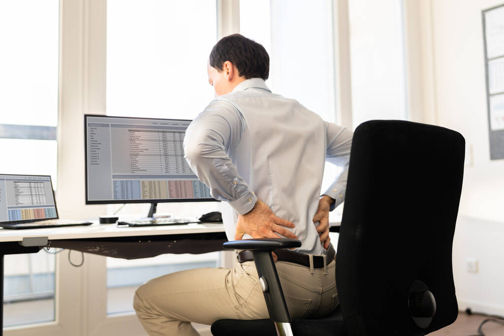 Боль в спине Плохая осанка Человек сидит в офисе - Фото, изображение