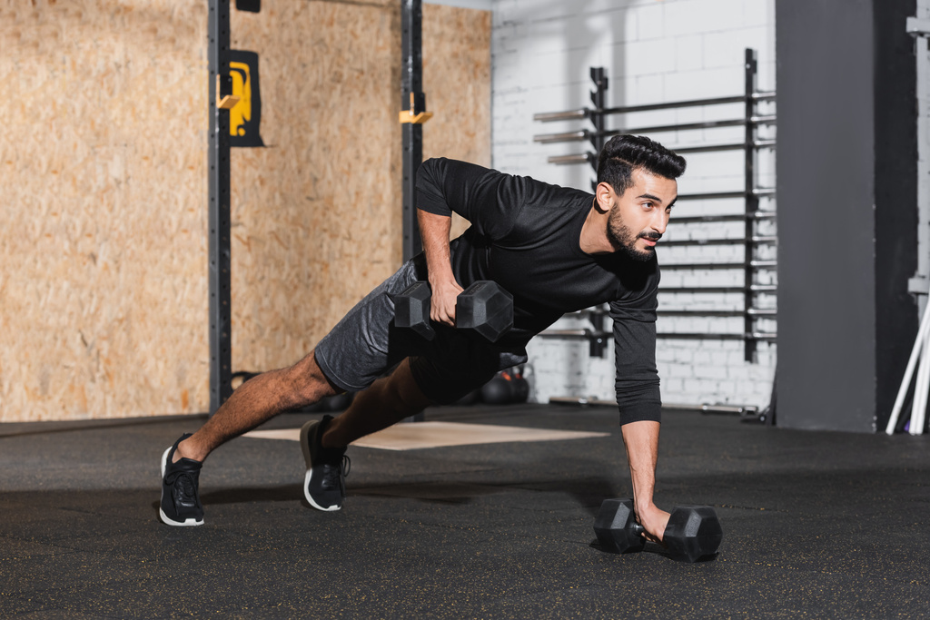Muszlim férfi edzés súlyzókkal a sportközpontban  - Fotó, kép