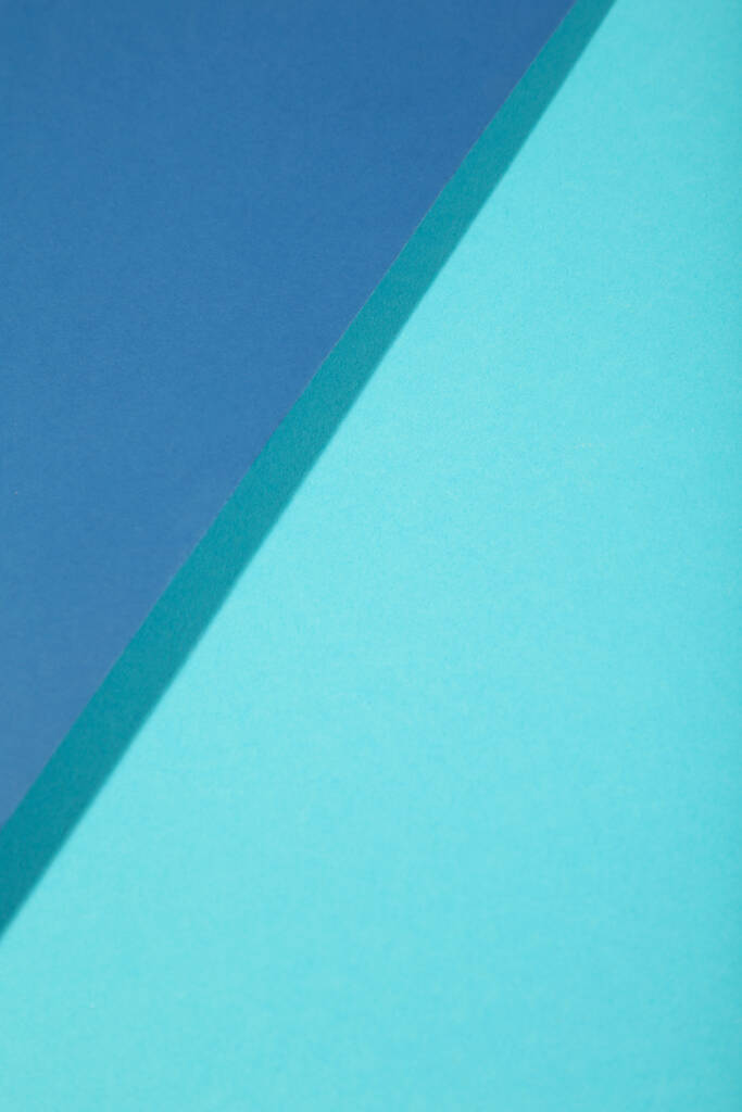 Голубая и темно-синяя цветная бумага с тенью, геометрический плоский фон. Пространство для текста - Фото, изображение