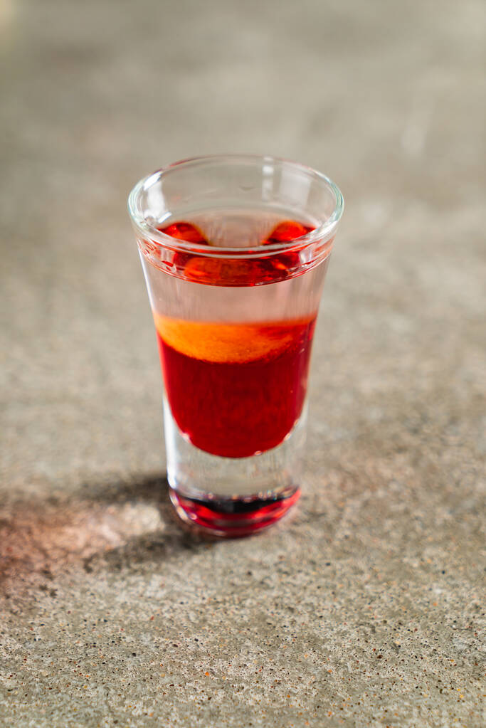 ízletes alkoholos régimódi koktél a bárban - Fotó, kép