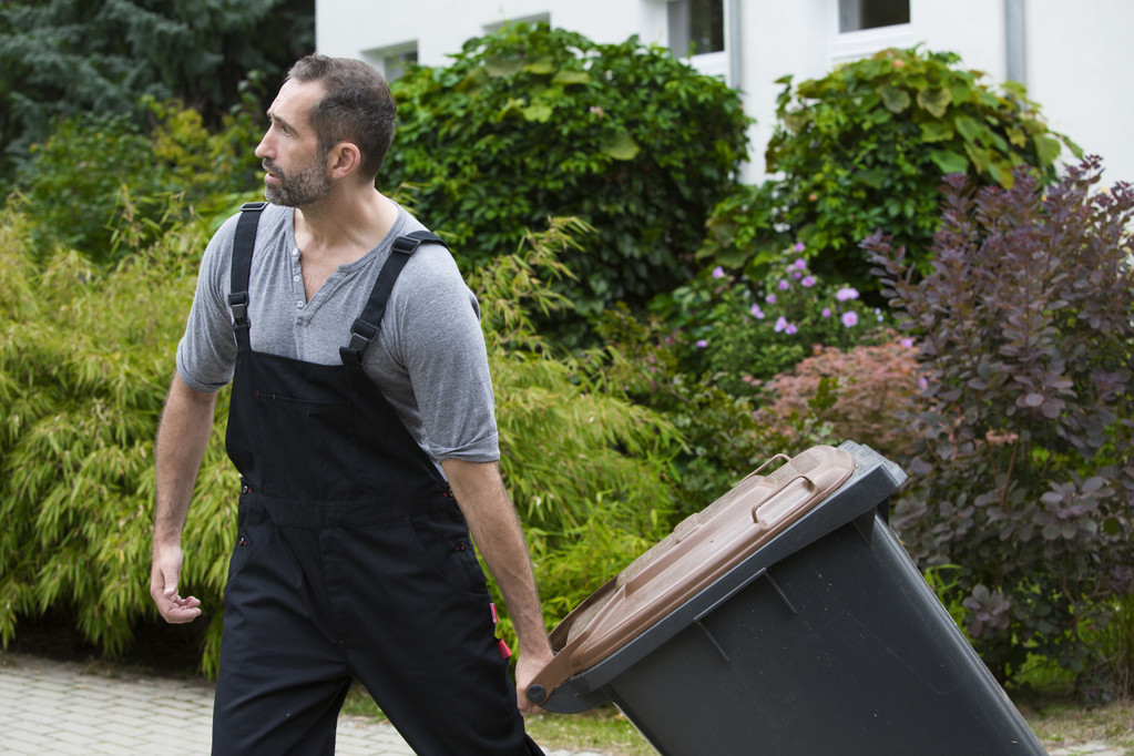 man with trashcan - Photo, Image