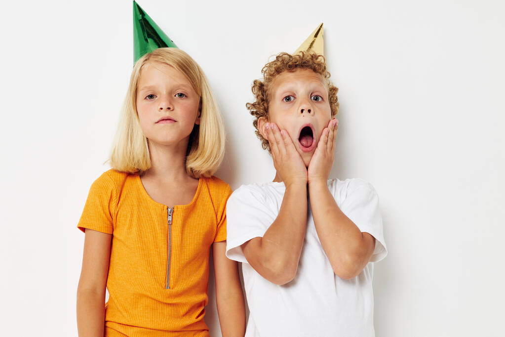 Симпатичні стильні діти в різнокольорових шапочках день народження емоції ізольовані фон незмінний
 - Фото, зображення