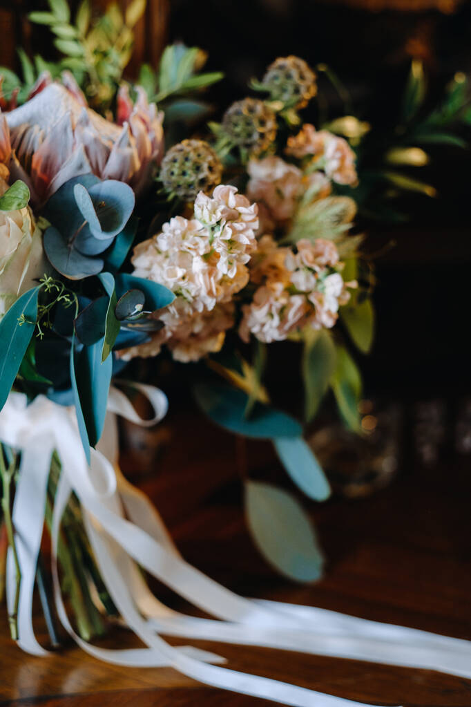Весільний букет з троянд, що лежать на поверхні. Весільна флористика
. - Фото, зображення