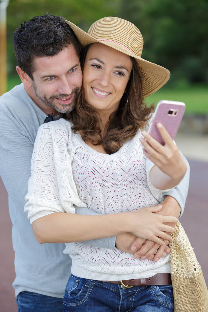 romantisch paar het nemen van foto van zichzelf met smartphone - Foto, afbeelding