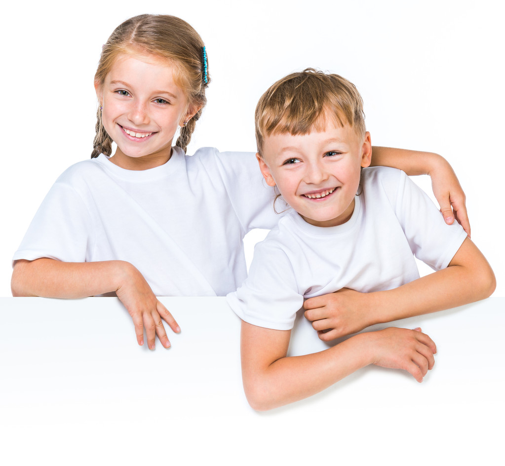 Poika ja tyttö takana valkoinen banneri
 - Valokuva, kuva