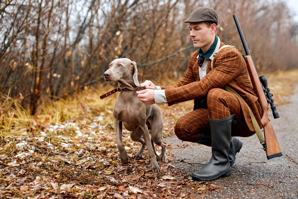 maschio caucasico con cane da compagnia andare a caccia insieme nella natura selvaggia in campagna - Foto, immagini