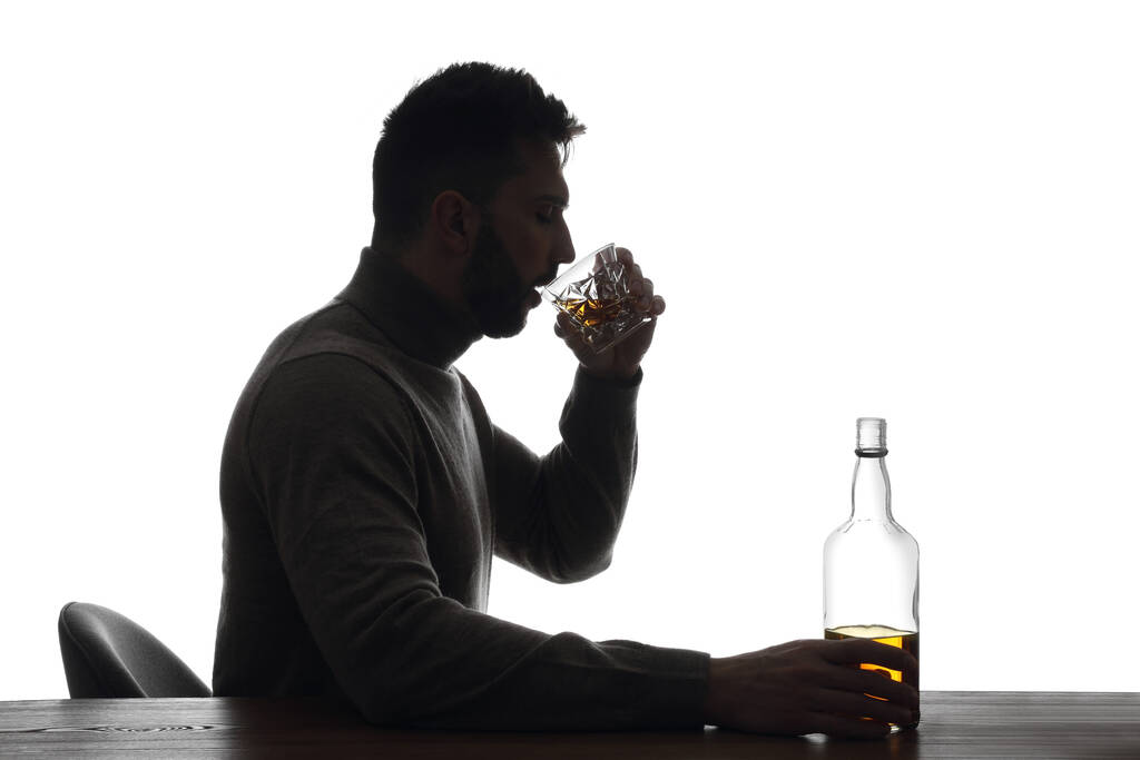 Silhouette eines alkoholabhängigen Mannes auf weißem Hintergrund - Foto, Bild