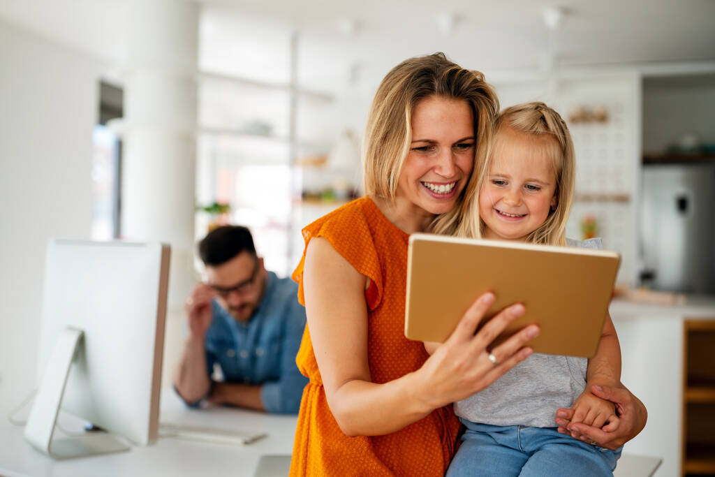 Ψηφιακή τεχνολογία συσκευών οικογενειακή online εκπαιδευτική έννοια. Ευτυχισμένη νεαρή οικογένεια με ψηφιακές συσκευές στο σπίτι. - Φωτογραφία, εικόνα