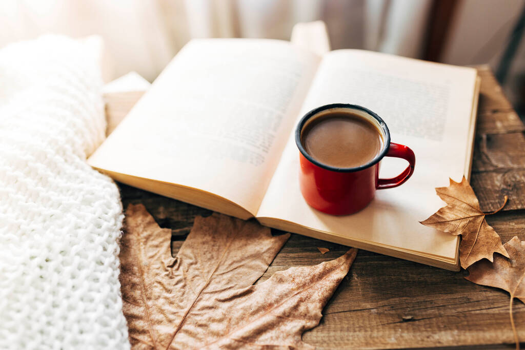 Sütlü kahve. Sonbaharda kitap okuyorum. Sabah rutini. Sonbahar yapraklı ahşap masa.. - Fotoğraf, Görsel