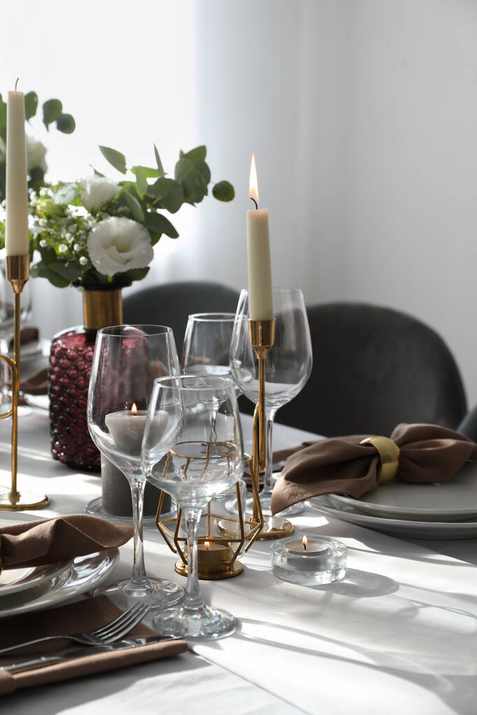 Festliche Tischdekoration mit schönem Dekor drinnen - Foto, Bild