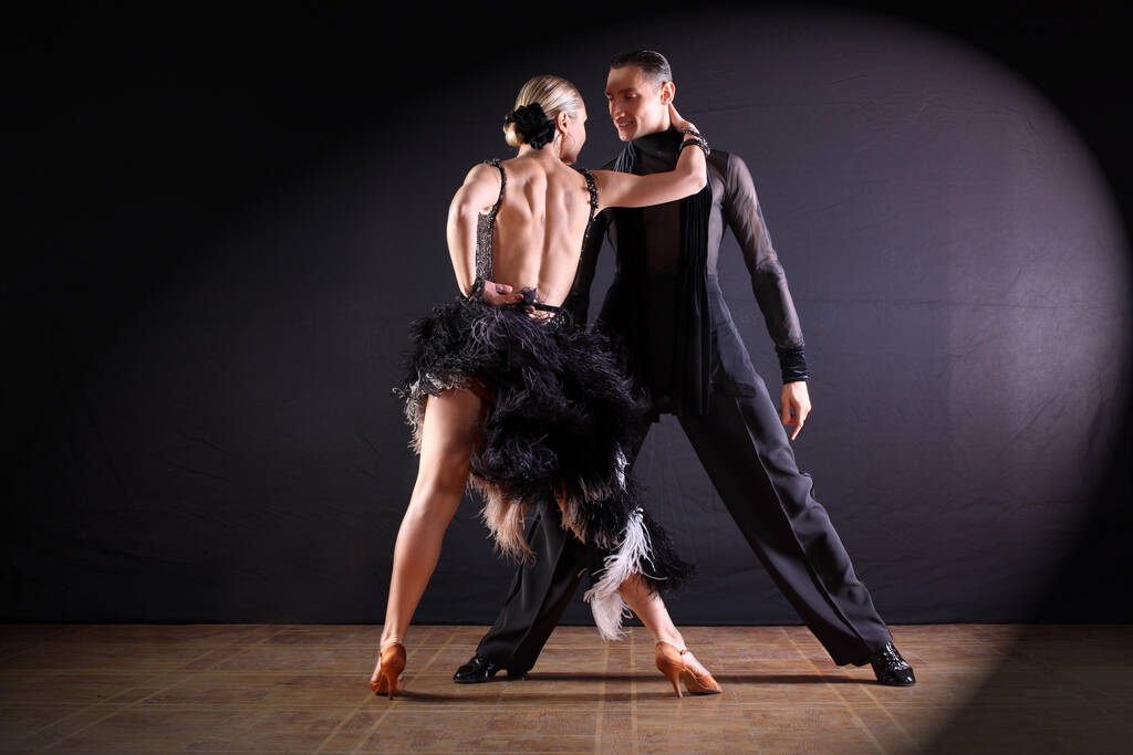 Танцюристи в бальній кімнаті ізольовані на чорному тлі
 - Фото, зображення