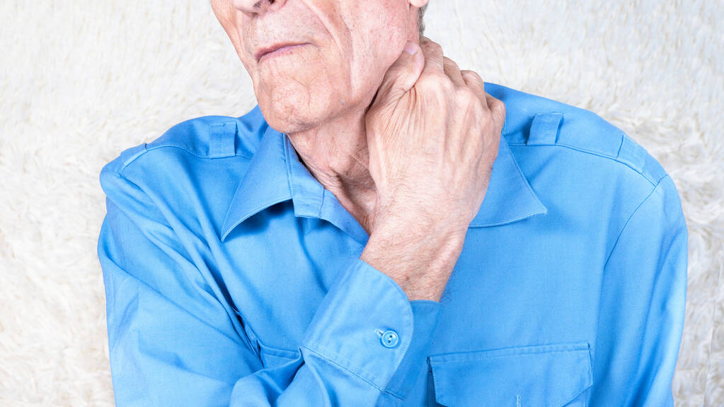 Erkek el ele tutuşuyor. Boynunda ağrı olan yaşlı bir adam, osteokondrosis. Beyaz arkaplan - Fotoğraf, Görsel