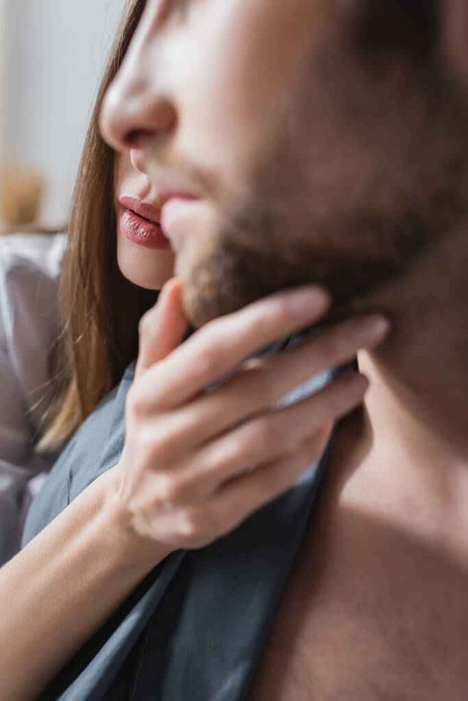Genç bir kadının, bulanık sakallı adamın yüzüne dokunuşunu yakından izle.  - Fotoğraf, Görsel