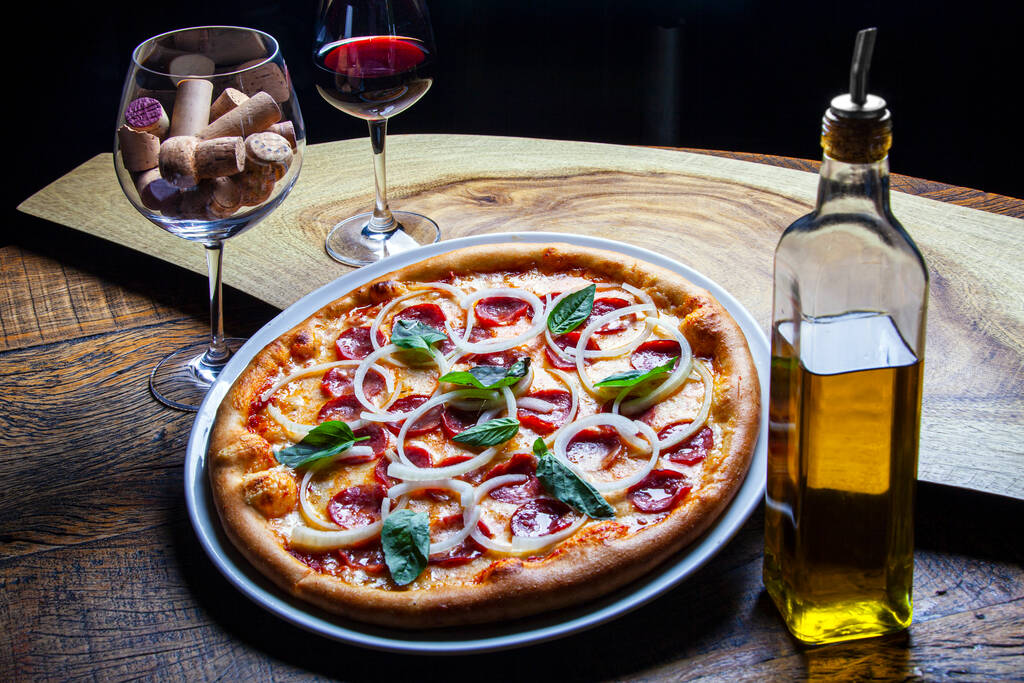 Пицца Пепперони с луковыми кольцами - Фото, изображение
