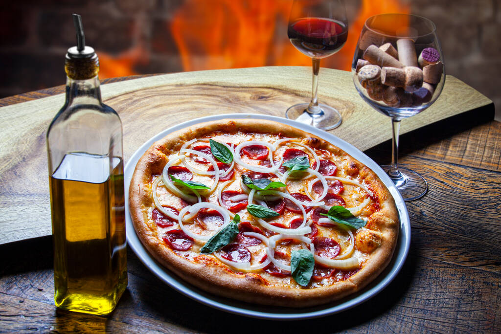 Пицца Пепперони с луковыми кольцами - Фото, изображение