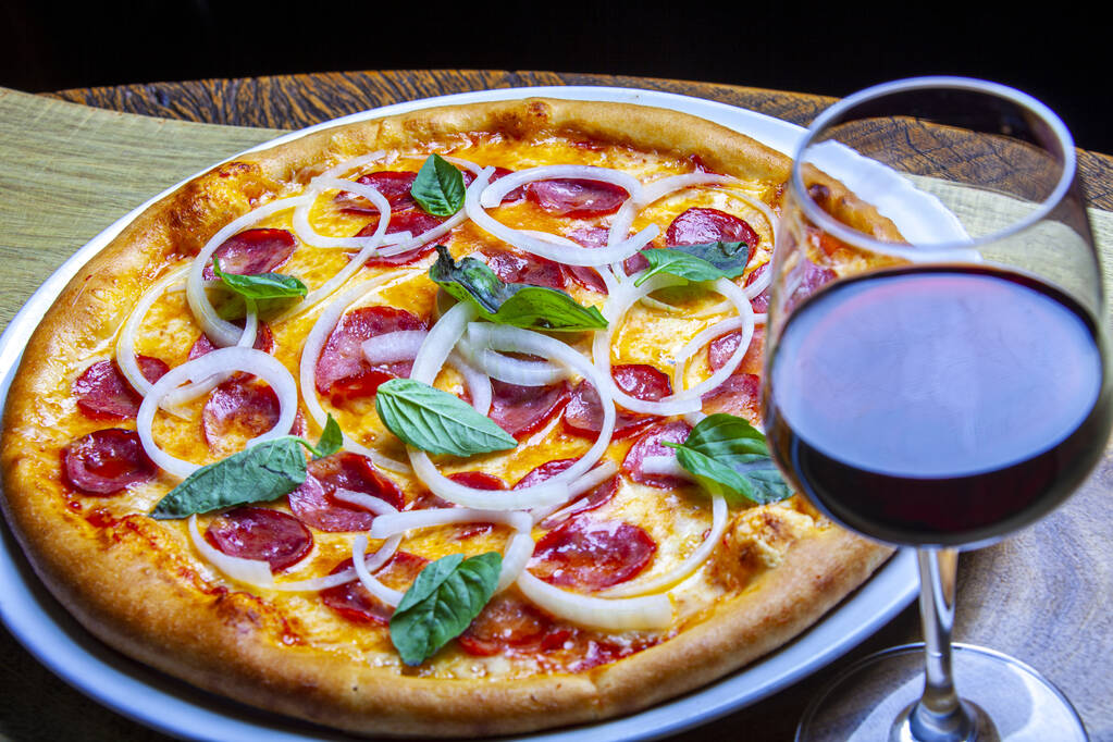 Pepperoni-Pizza mit Zwiebelringen - Foto, Bild