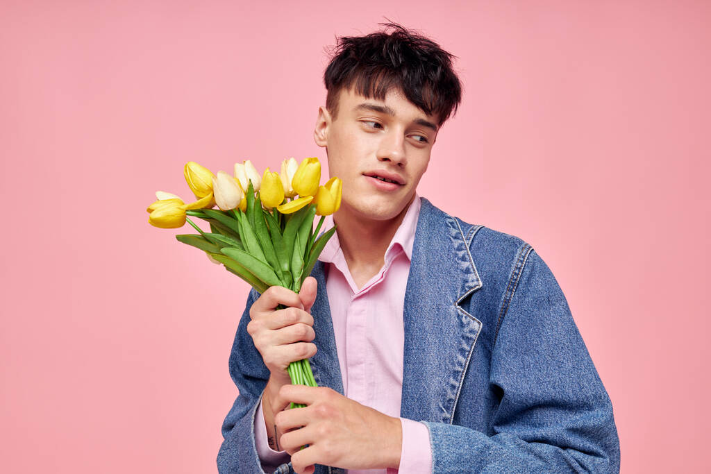 Foto de romântico jovem namorado buquê de flores amarelas presente feriado estilo elegante feriado inalterado - Foto, Imagem