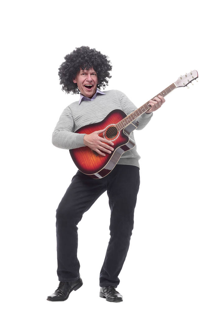 hombre alegre con una guitarra. aislado en un blanco - Foto, Imagen