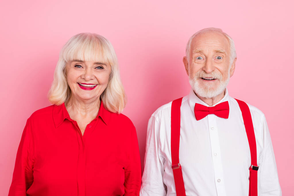 Retrato de atraente alegre casal de cabelos grisalhos festal ocasião tempo isolado sobre cor pastel rosa fundo - Foto, Imagem