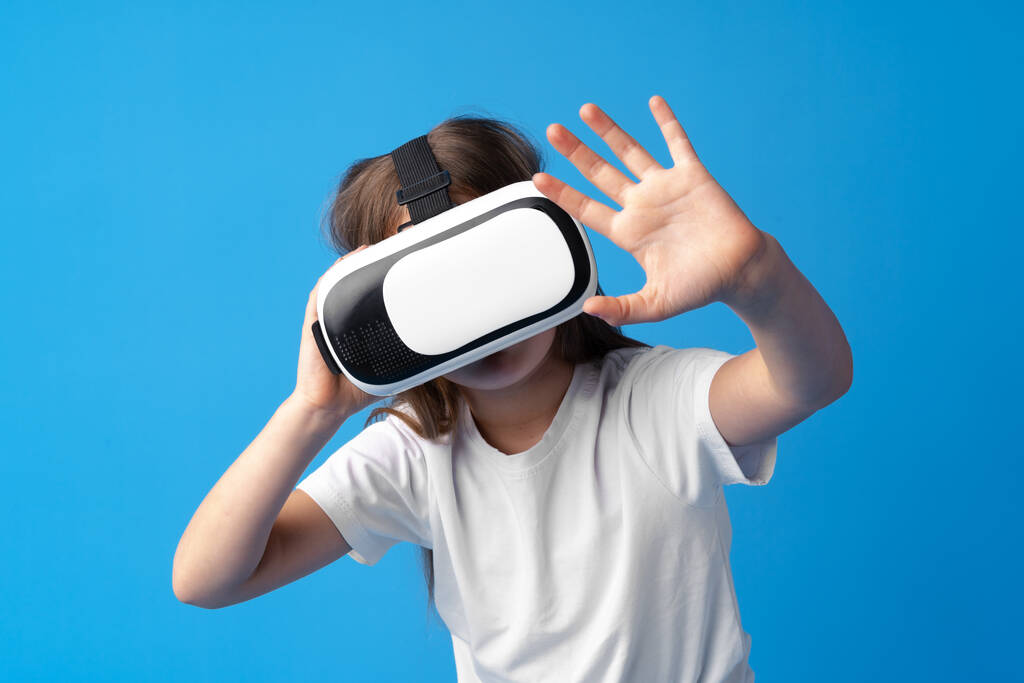 Dívka s brýlemi virtuální reality na modrém pozadí. - Fotografie, Obrázek