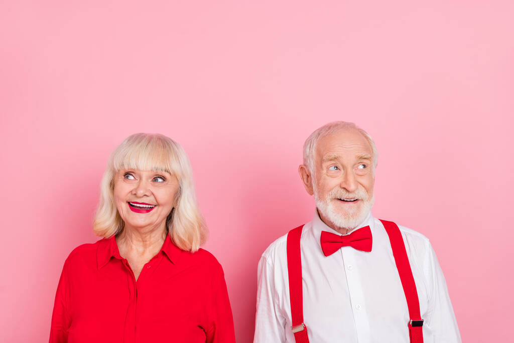 Retrato de atraente alegre engraçado mente cinza de cabelos casal pensando espaço cópia isolado sobre cor pastel rosa fundo - Foto, Imagem