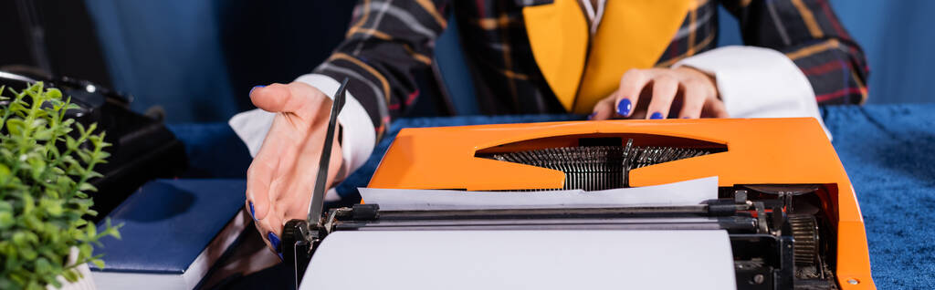 частковий погляд журналіста, що працює на старовинній друкарській машинці на синій скатертині, банер
 - Фото, зображення