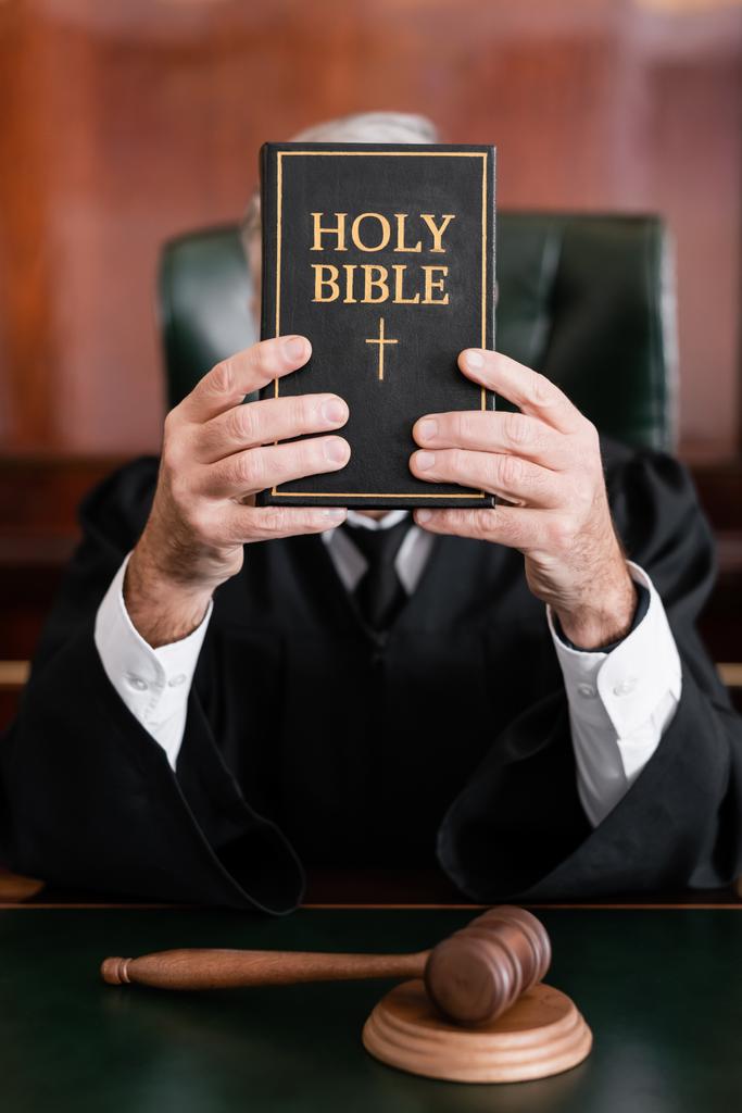 裁判所の上級裁判官の手に聖書がある - 写真・画像