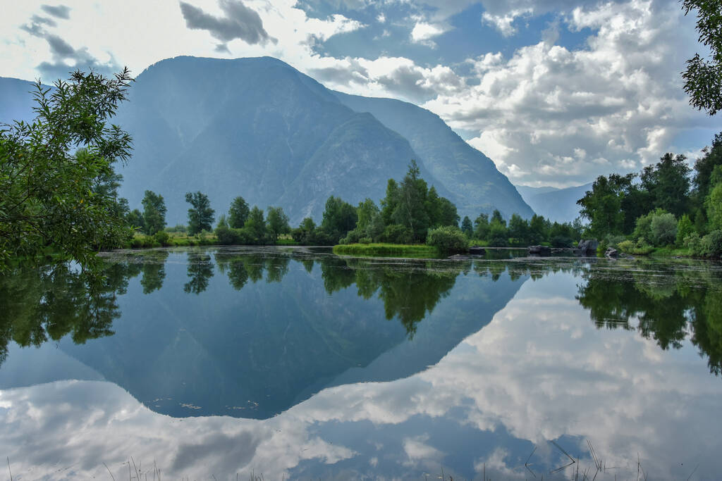 Jižní část jezera Teletskoe. Reflections where the sky meets water.  - Fotografie, Obrázek