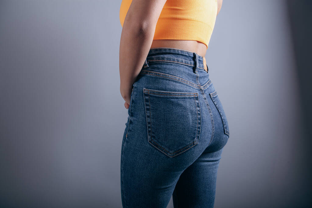 jonge vrouw poseren in jeans - Foto, afbeelding