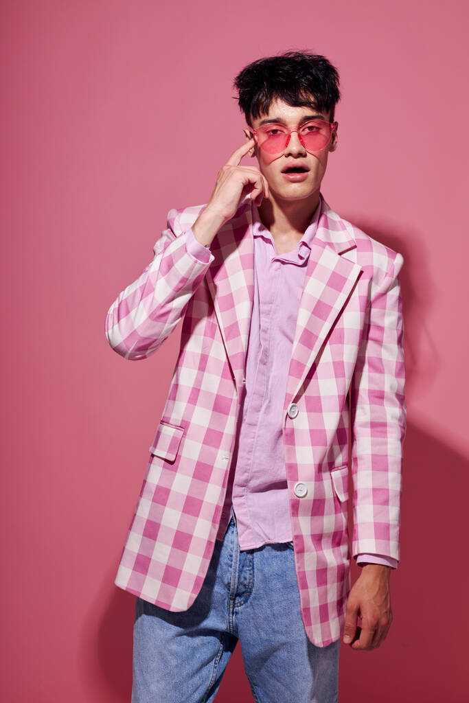 ロマンチックな若いボーイフレンドピンクのシャツと眼鏡ジャケットファッションエレガントなスタイルのモデルスタジオの写真 - 写真・画像