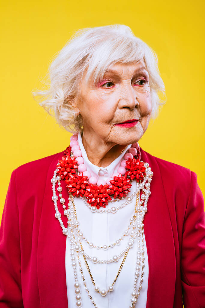 Felice e divertente vecchia signora fresca con abiti alla moda ritratto su sfondo colorato - nonna giovanile con stile stravagante, concetti di stile di vita, anzianità e anziani - Foto, immagini