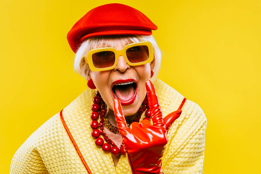 Felice e divertente vecchia signora fresca con abiti alla moda ritratto su sfondo colorato - nonna giovanile con stile stravagante, concetti di stile di vita, anzianità e anziani - Foto, immagini