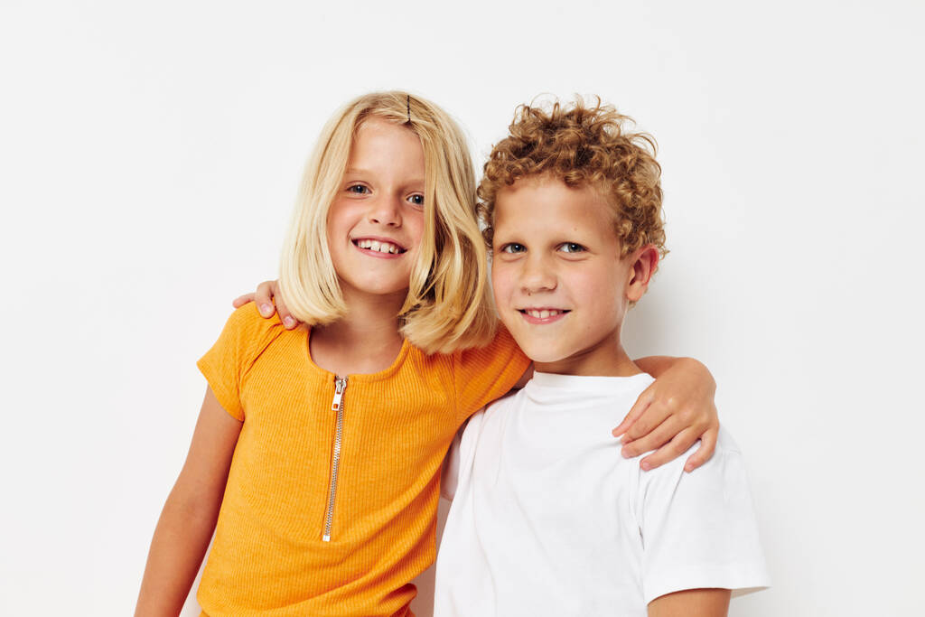 хлопчик і дівчинка тримають руки дружба веселе дитинство
 - Фото, зображення
