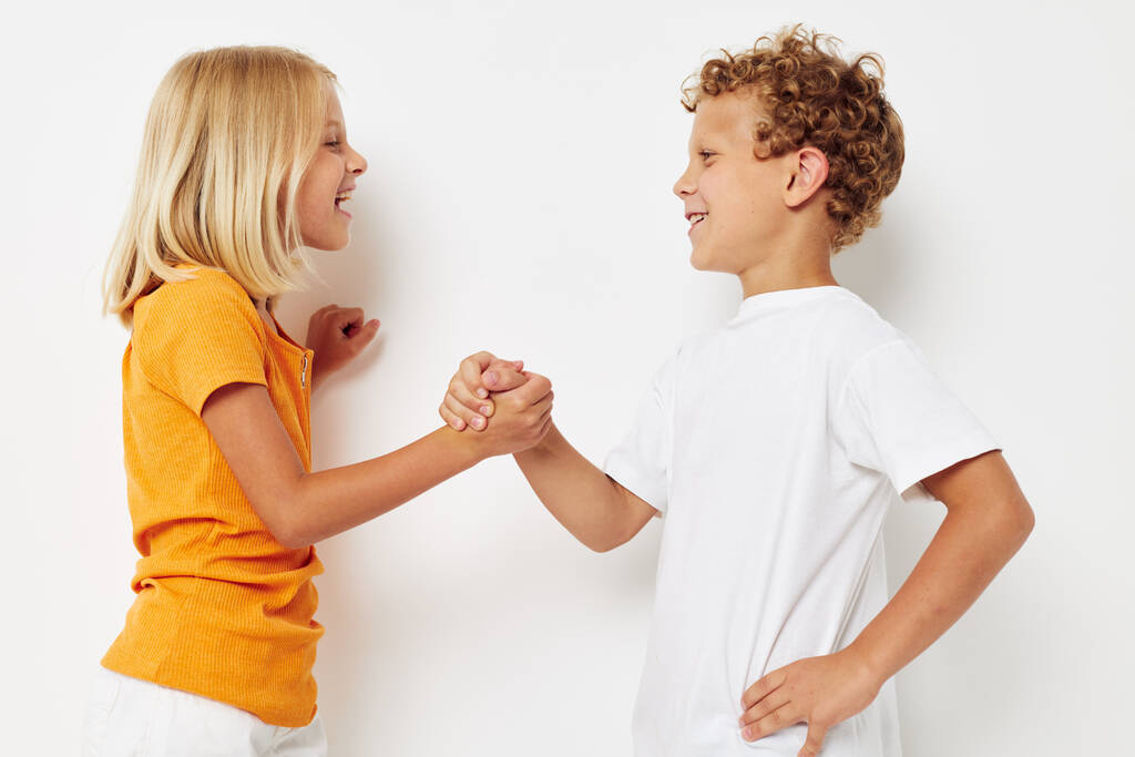 chlapec a dívka drží ruce přátelství zábavné dětství - Fotografie, Obrázek