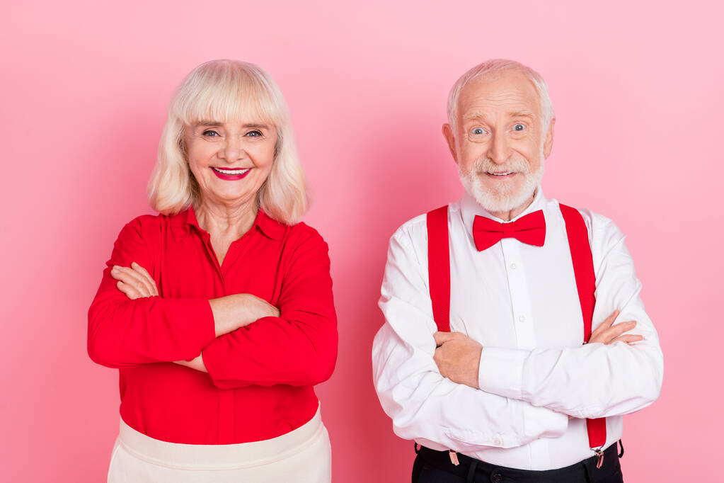 Foto de un pensionista de moda con estilo jubilado casado señora brazos cruzados aislado pastel color fondo - Foto, Imagen