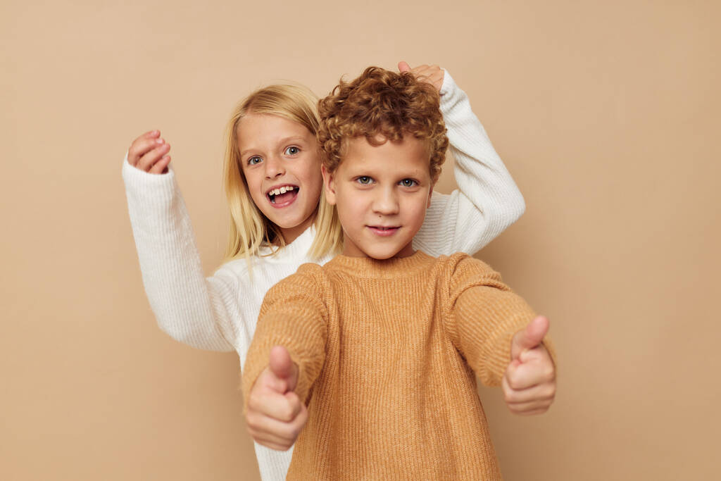 Мальчик и девочка жестикулируют руками вместе стиль жизни неизменен - Фото, изображение
