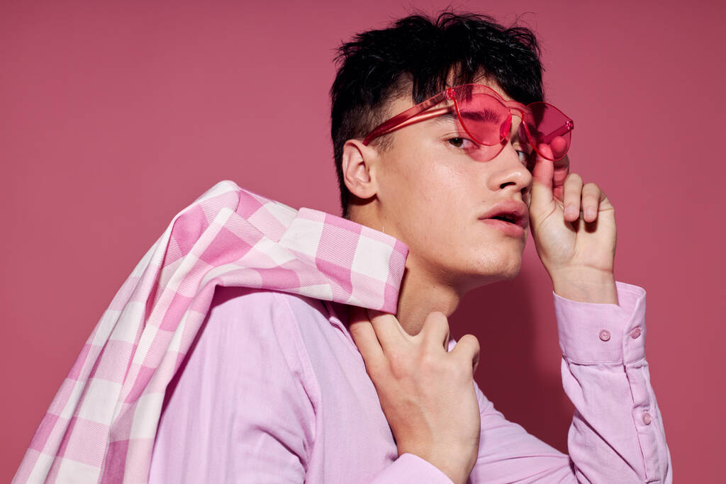Foto de romántico joven novio a cuadros blazer rosa gafas de moda de estilo moderno Estilo de vida inalterado - Foto, imagen