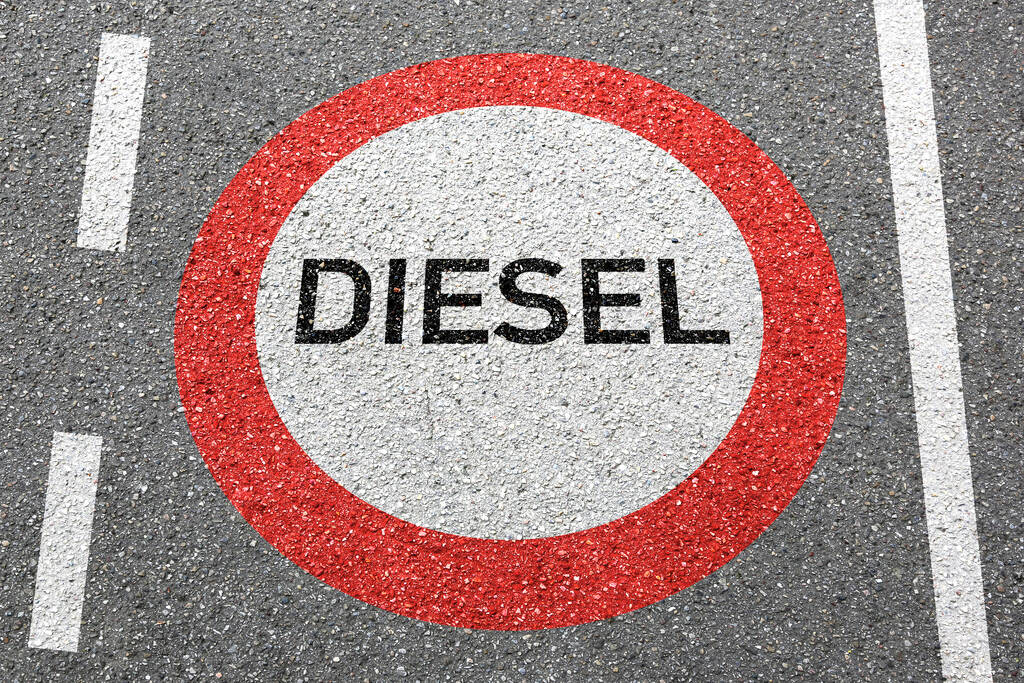 Οδική σήμανση Diesel οδήγηση απαγόρευση οδικής πινακίδας δρόμου δεν επιτρέπεται περιορισμένη έννοια ζώνη - Φωτογραφία, εικόνα