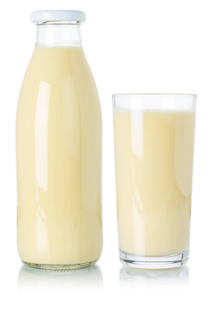 Банановый коктейль фруктовый сок напиток молочный коктейль молочный коктейль в бутылке и стакан изолированы на белом фоне - Фото, изображение