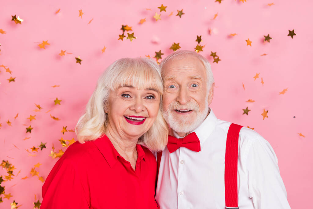 Retrato de atractiva pareja alegre de pelo gris chic de moda que se divierte vinculación aislado sobre fondo de color pastel rosa - Foto, Imagen