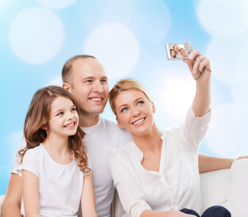 szczęśliwą rodziną, kamery w domu - Zdjęcie, obraz