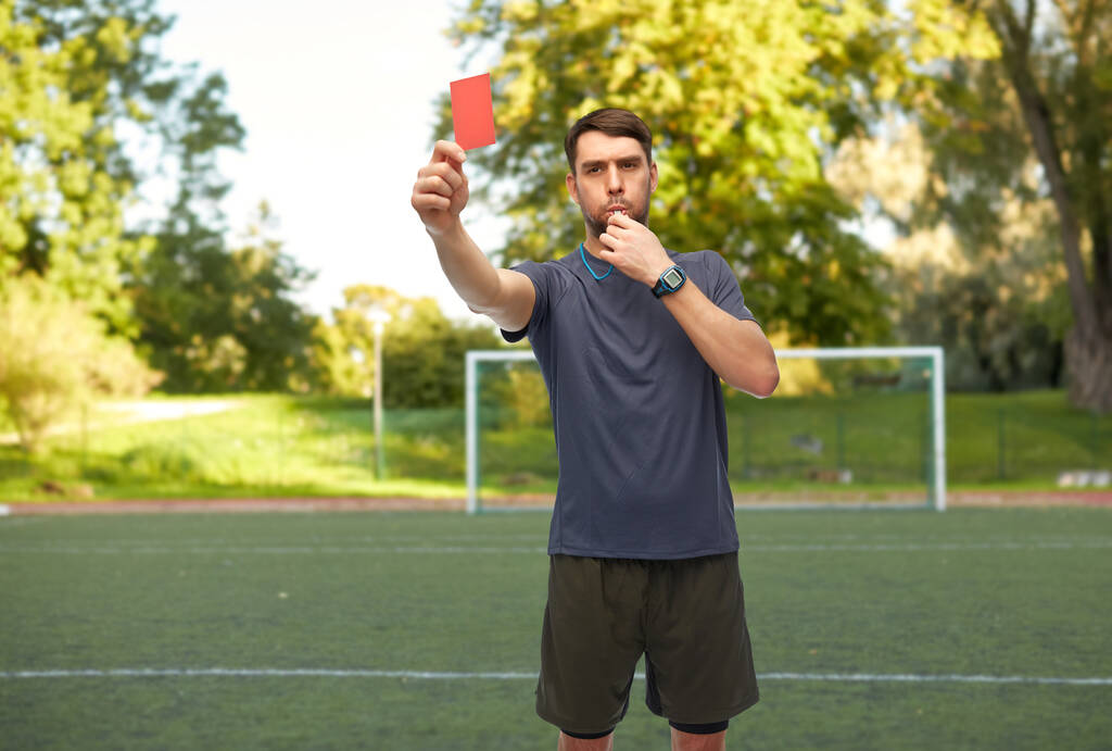 árbitro de fútbol silbando y mostrando tarjeta roja - Foto, imagen