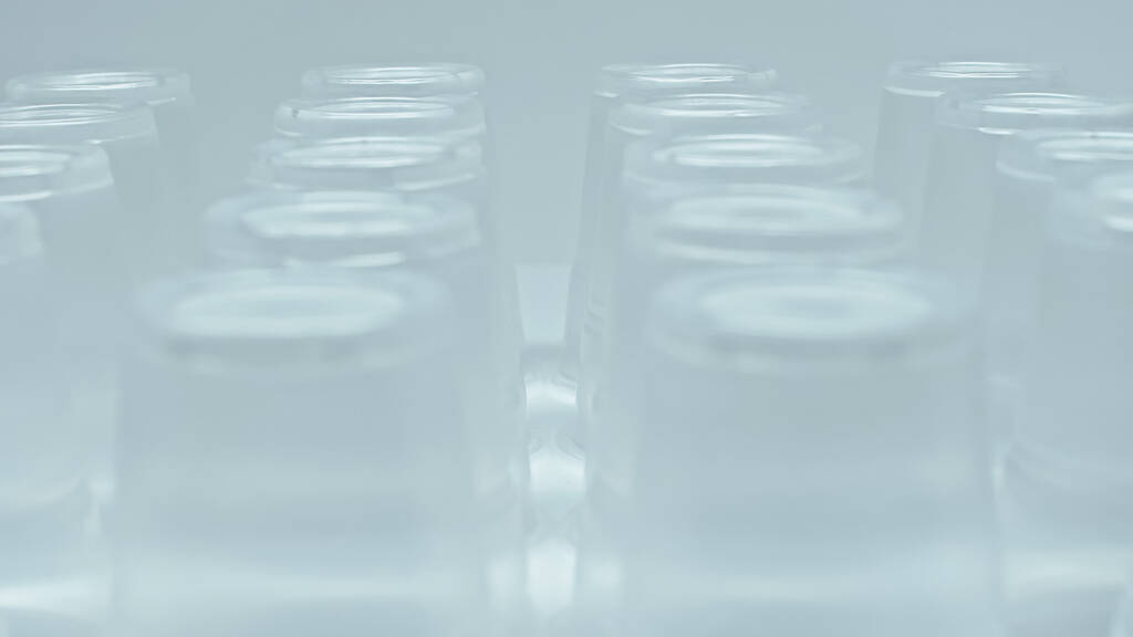 primer plano de vasos de plástico apilados aislados en gris - Foto, imagen