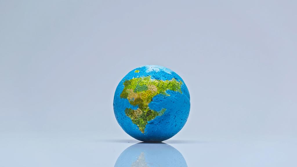 μπλε σφαίρα σε γκρι φόντο με αντίγραφο χώρου, περιβαλλοντική έννοια  - Φωτογραφία, εικόνα