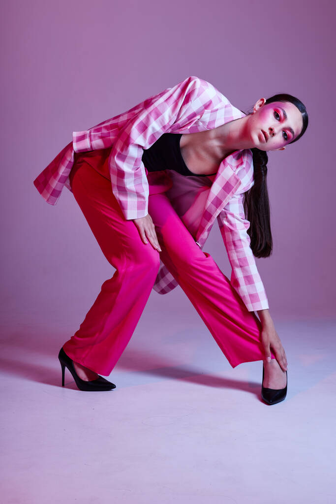 Σέξι μελαχρινή γυναίκα στυλ ένδυσης μόδας θέτοντας μοντέρνο στυλ close-up αναλλοίωτη - Φωτογραφία, εικόνα