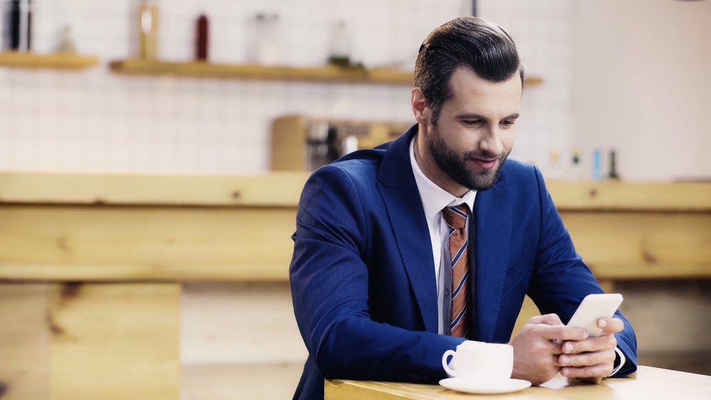 empresário alegre em terno usando smartphone no café - Foto, Imagem