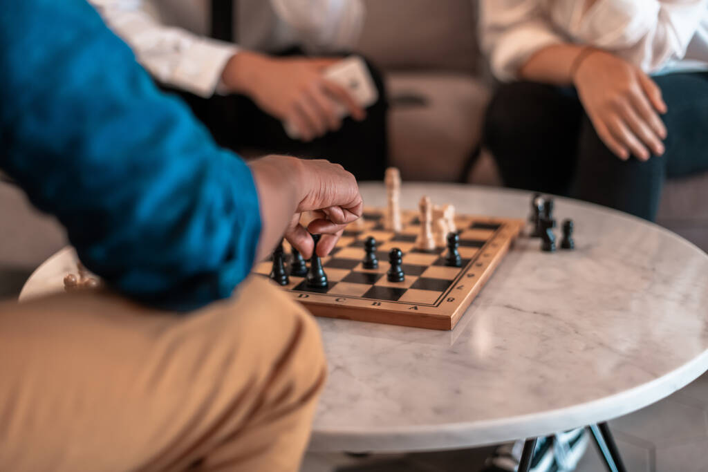 Multi-etnische groep van zakenmensen schaken terwijl het hebben van een pauze in de ontspanningsruimte bij moderne startup office. Hoge kwaliteit foto - Foto, afbeelding