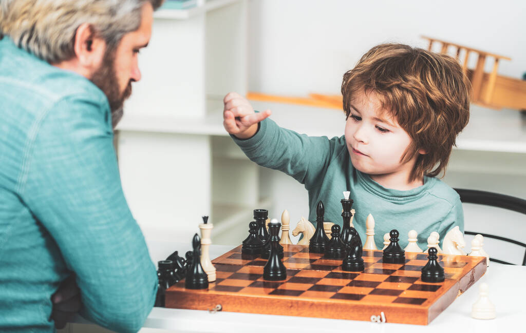 Otec se synem hrají doma šachy. Zpátky do školy. Otec učí svého syna hrát šachy. - Fotografie, Obrázek